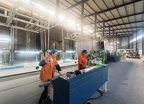 超大框兩個(gè)人打丁基膠